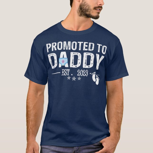 Camiseta Mens Promovidos Ao Pai 2023 Pela Primeira Vez (Frente)