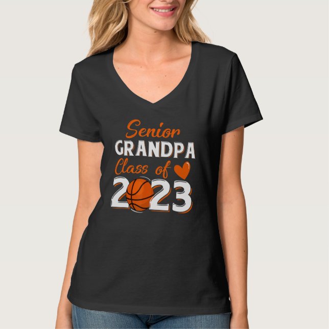 Camiseta Mens Proud Grandpa Of A 2023 Senior Basketball Gra (Frente)