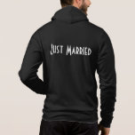 Camiseta Mens Recem casados Hoodie<br><div class="desc">Esta capuz suave de Bella é para o noivo relaxar,  mostrada em preto com um texto de Recem casados no verso. Personalize este item ou comprar como está.</div>