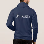Camiseta Mens Recem casados Hoodie<br><div class="desc">Este capuz suave de Bella é para o noivo relaxar,  mostrado em Marinho com um texto Recem casados no verso. Personalize este item ou comprar como está.</div>
