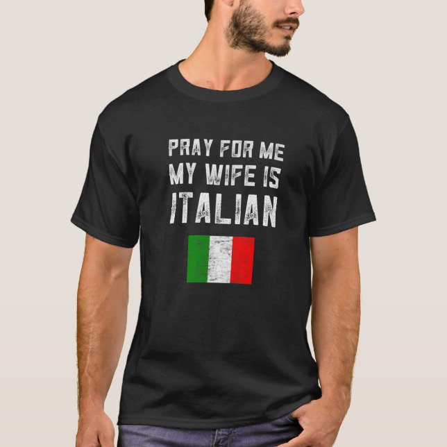 Camiseta Mens Rezam Por Mim Minha Esposa É Italiana Dizendo (Frente)
