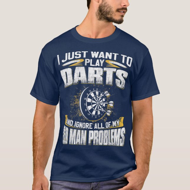 Camiseta Mens Só Querem Tocar Dardos E Ignorar O Velho (Frente)