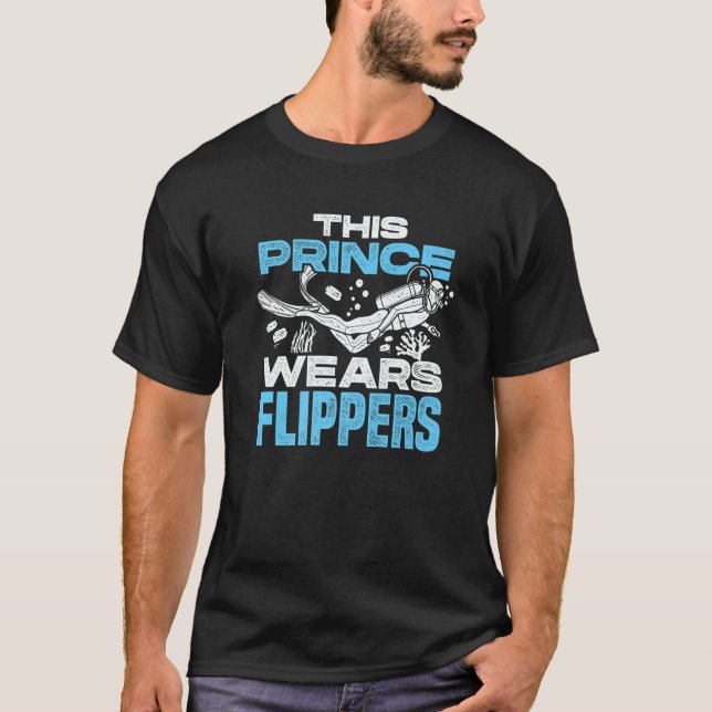 Camiseta Mens This Prince Wears Flippers Diver Scuba Diver  (Frente)