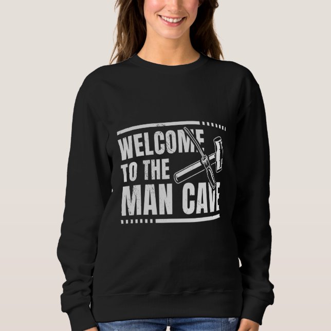 Camiseta Mens Welcome To The Man Cave Worker Crafting Mecha (Frente)
