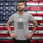 Camiseta Mensagem Personalizada de Ilustração de Águia Cáli<br><div class="desc">Apresenta uma ilustração de uma águia-careca americana em uma posição de pé ou sentada com sua própria mensagem personalizada acima.</div>