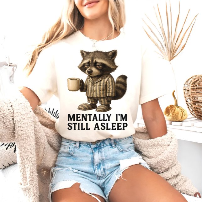 Camiseta Mentalmente, ainda estou dormindo Raccoon - Engraç (funny raccoon shirt, mentally still asleep tee, coffee lover pajama shirt, sleepy raccoon )
