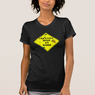 Camiseta mente criativa no trabalho