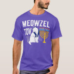 Camiseta Meowzel Tov Funny Cat Chanukah Hanukkah Jewish Hol<br><div class="desc">Meowzel Tov Engraçado Cat Chanukah Hanukkah Feriado Judeu Oferece presentes. Este impressão gráfico de Natal com canas doces, presentes, chapéu de Papai Noel e cachecol para a época de férias de inverno é para homens alegres ou alegres, mulheres, meninos, meninas, gatinhos, amantes de gatinhos, pais de peles ou donos de...</div>