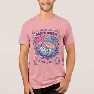 Camiseta Mercado Colorido de Magia Lenta Unicórnio Slothico