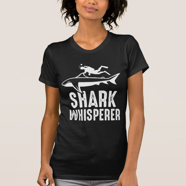 Camiseta Mergulhador De Tubarão Scuba Mergulhando No Oceano (Frente)
