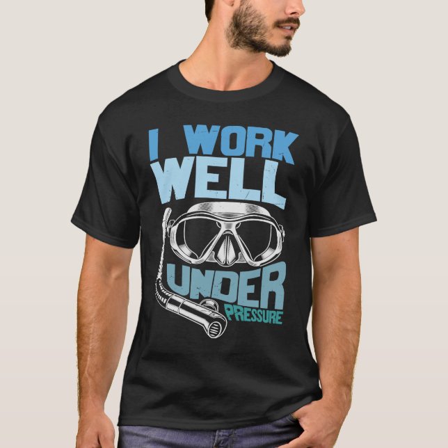 Camiseta Mergulho Scuba Distante Eu trabalho bem sob uma im (Frente)