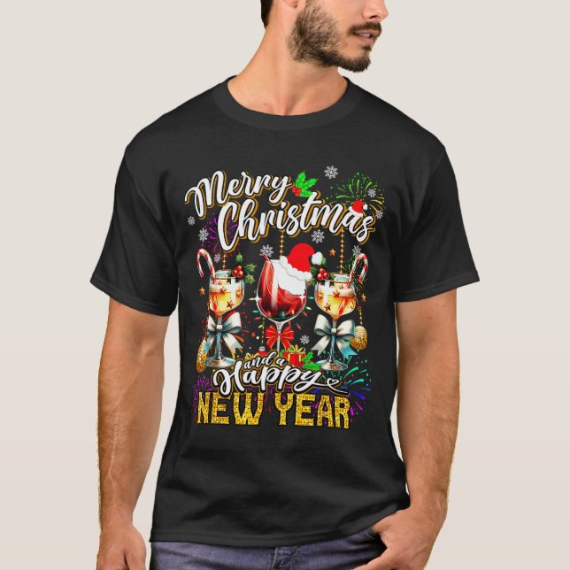 Camiseta Merry Christmas And A Happy New Year Wine Gles Fir (Frente)
