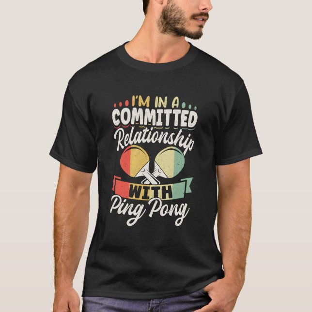 Camiseta Mesa Estou Em Um Relacionamento Com P (Frente)