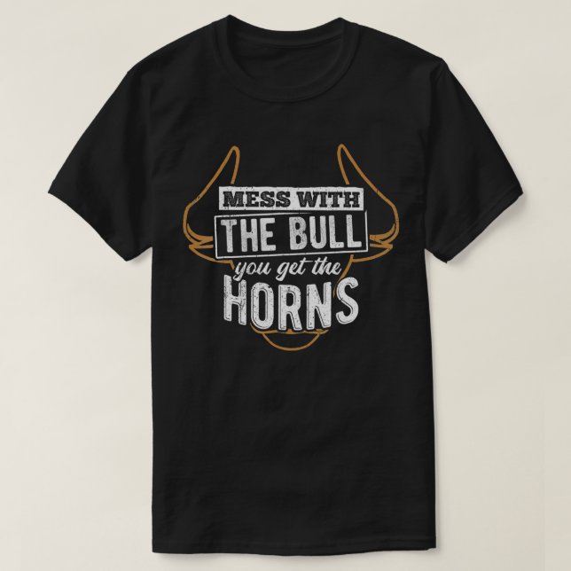 Camiseta Mess with the bull you get the horns  bullfighter  (Frente do Design)