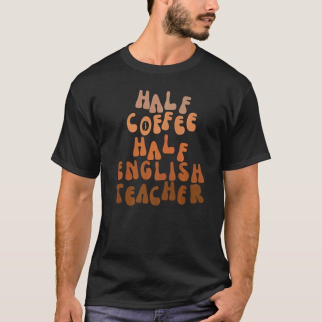 Camiseta Metade Café Metade Professor de Inglês  Primeiro D (Frente)