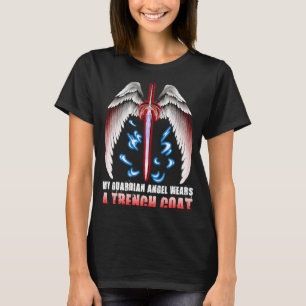 Camiseta Meu Anjo Guardião Veste um Casaco de Trincheira