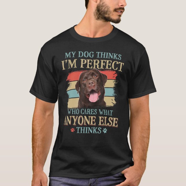 Camiseta Meu Cachorro Acha Que Eu Sou Chocolate Labrador Pe (Frente)