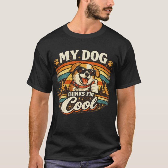 Camiseta Meu Cachorro Acha que Sou Legal Arte Retro de Cach (Frente)