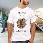 Camiseta Meu cachorro é a minha foto do theraphist<br><div class="desc">Para uma t-shirt branca/clara. Texto preto. Para um amante de cachorro! Personalize e adicione uma foto do seu cachorro. Texto: Meu cachorro é meu terapeuta.</div>