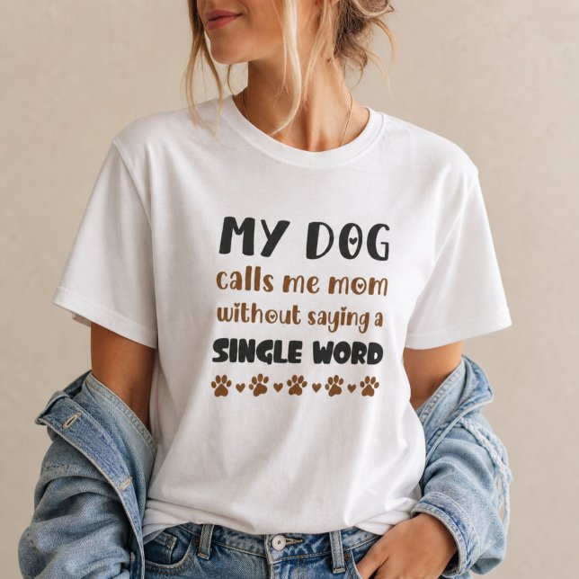 Camiseta Meu Cachorro Me Chama de Mãe Sem Dizer uma Palavra (My dog calls me mom without saying a single word dog mom quote for mother's day )