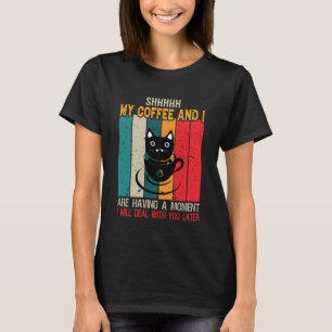 Camiseta Meu Café E Eu Estamos Tendo Um Momento