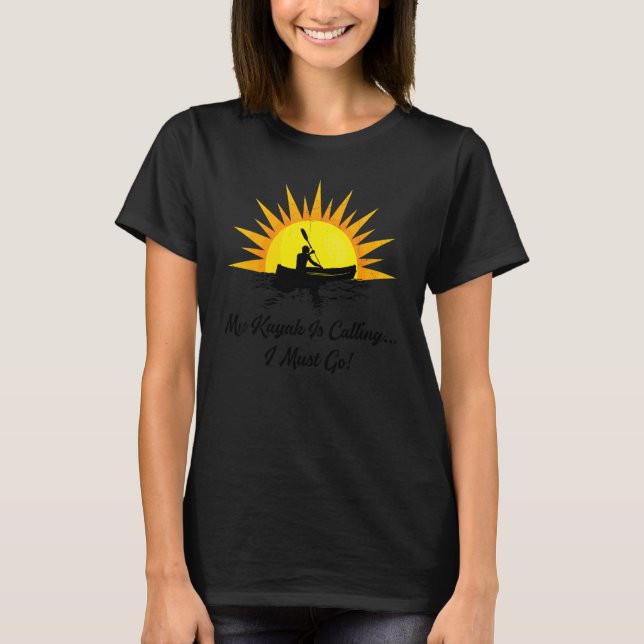 Camiseta Meu Caiaque Está Chamando Eu Devo Ir Retro Pôr do  (Frente)