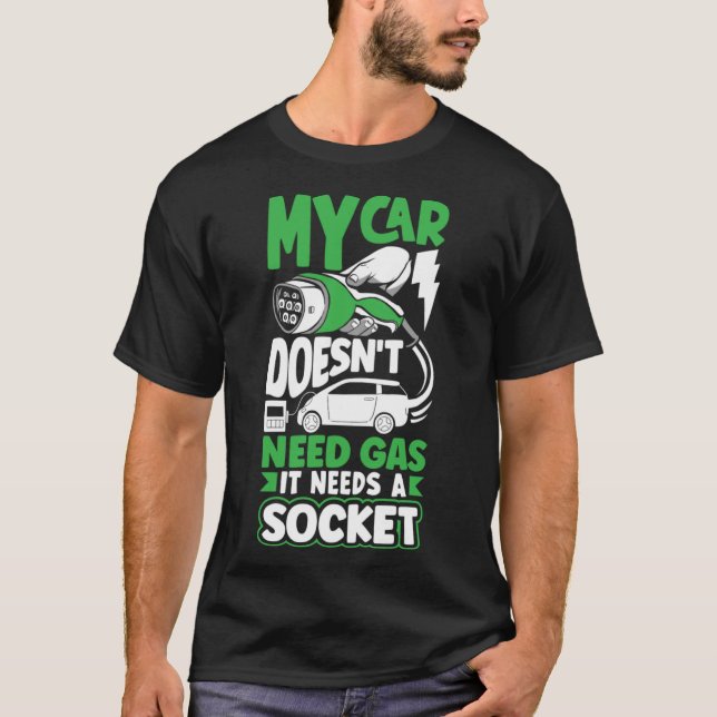 Camiseta Meu carro precisa de um veículo elétrico com bater (Frente)