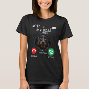 Camiseta Meu Chefe O Dachshund Está Ligando E Eu Tenho Que