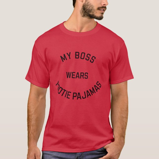 Camiseta Meu Chefe Usa Pijamas de Pé (Frente)
