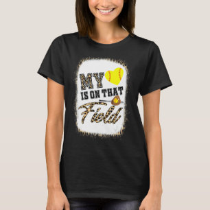 Camiseta Meu coração está naquele campo de softball, mãe da