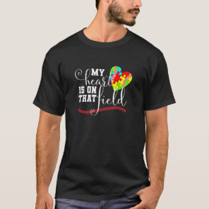 Camiseta Meu Coração Está Naquele Campo Mãe de Autismo de B