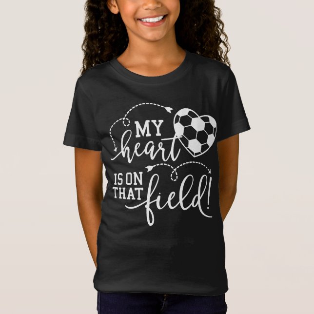 Camiseta Meu Coração Está Nesse Campo, Para A Mãe Do Futebo (Frente)