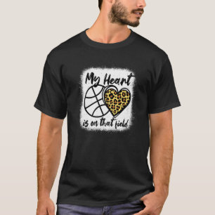 Camiseta Meu coração está no basquetebol de campo mamãe chi