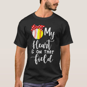 Camiseta Meu Coração Está No Campo De Beisebol Mãe
