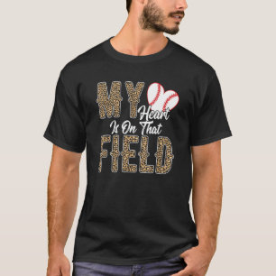 Camiseta Meu Coração Está No Campo De Softball Orgulhoso Mã