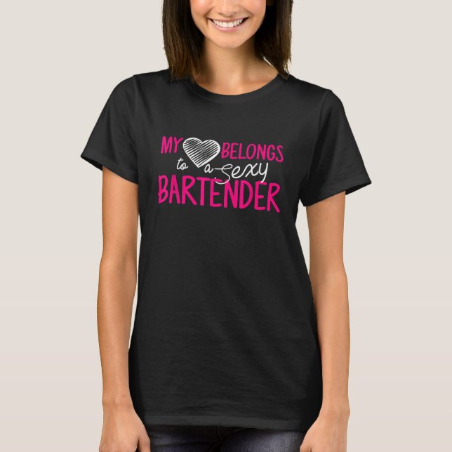 Camiseta Meu Coração Pertence A Um Bartender Sexy (Frente)