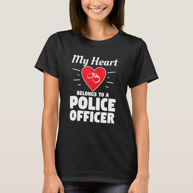 Camiseta Meu Coração Pertence A Um Policial Esposa Marido (Frente)