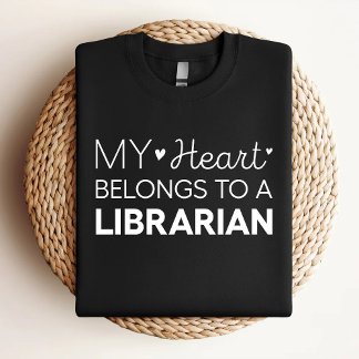 Camiseta Meu Coração Pertence A Uma Bibliotecária Fofa Bibl