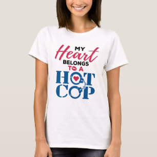 Camiseta Meu Coração Pertence a uma Esposa da Polícia Quent