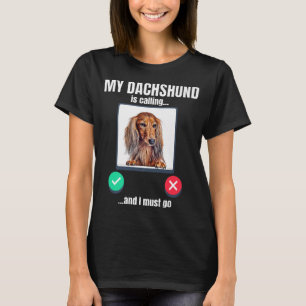 Camiseta Meu Dachshund está ligando e eu tenho que ir muito