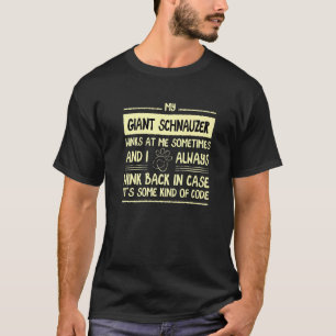 Camiseta Meu Gigante Schnauzer Me Piscar os olhos Às Vezes 