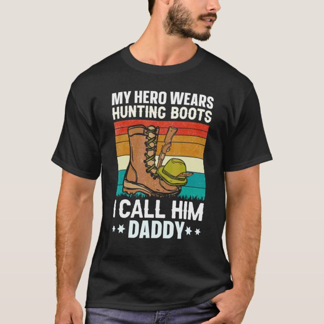 Camiseta Meu Herói Veste Caça Boots Eu O Chamo De Pai Hunti (Frente)