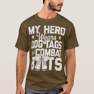 Camiseta Meu Herói Veste Dog tags e Combate Boots