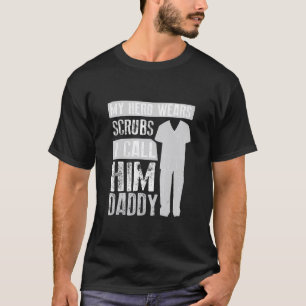 Camiseta Meu Herói Veste Esfregões Eu O Chamo De Filha Lega