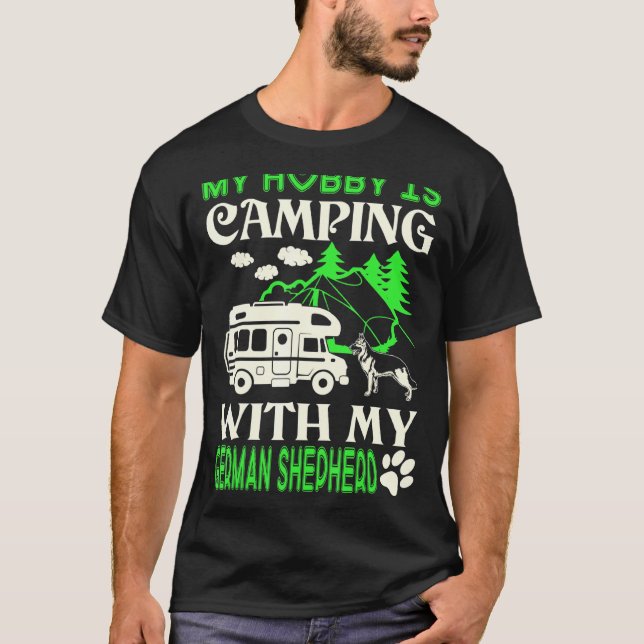 Camiseta Meu Hobby É Acampar Com Meu Pastor Alemão (Frente)