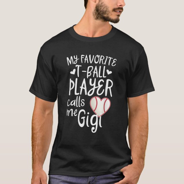 Camiseta Meu jogador favorito de T ball me chama Gigi Avó G (Frente)