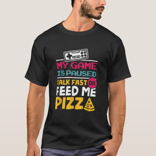 Camiseta Meu Jogo Está Em Pausa Fale Rápido Ou Alimente-Me  (Frente)
