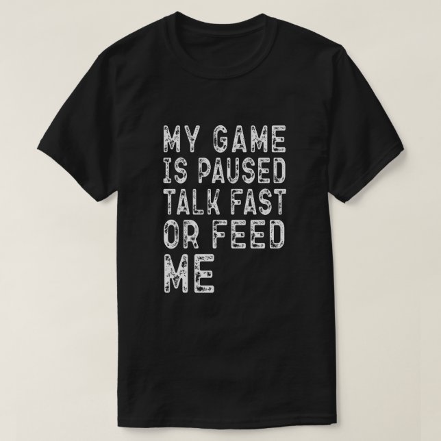 CAMISETA MEU JOGO ESTÁ PAUSADO FALE RÁPIDO OU ME ALIMENTE G (Frente do Design)