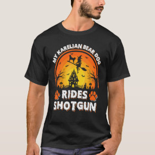 Camiseta Meu Karelian Bear Dog passeia com bruxa de espinga