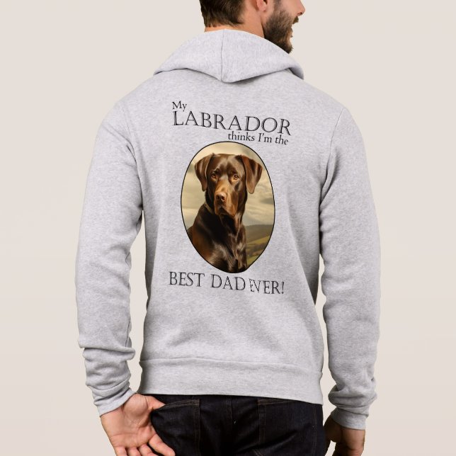 Camiseta Meu Lab Chocolate Acha que Eu Sou o Melhor Pai do  (Verso)
